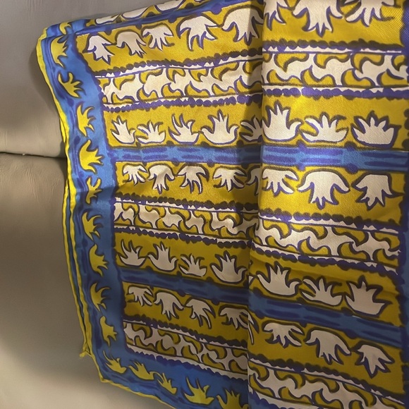 Vanna silk scarf as we all know silk class for decades - Picture 3 of 3